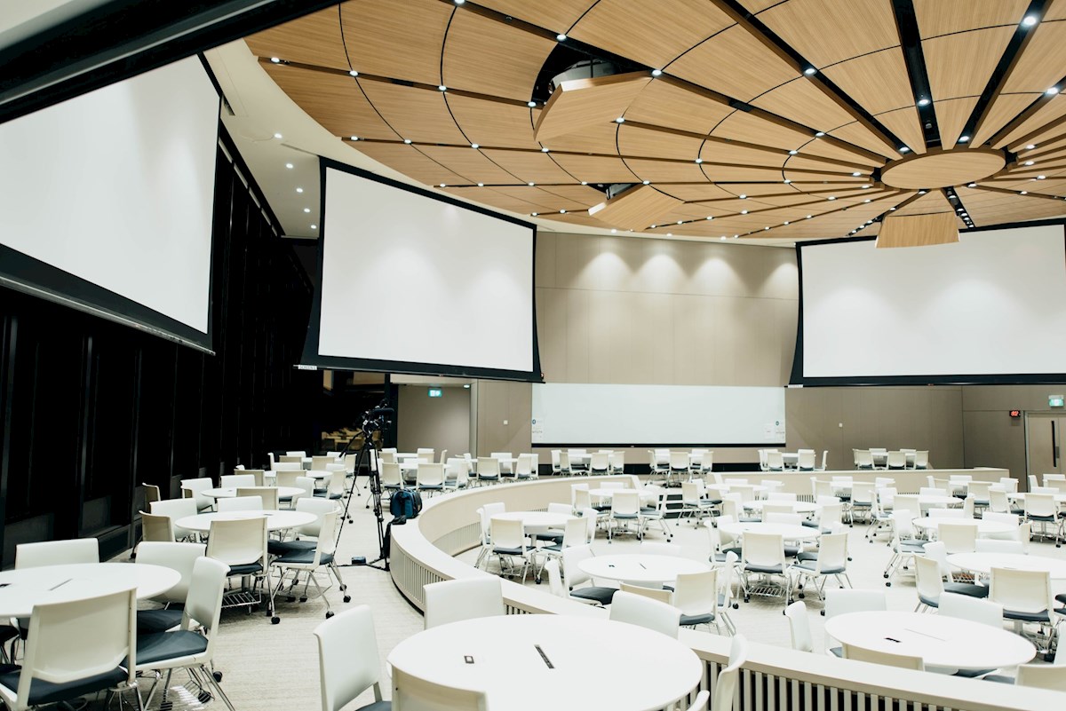 Inddel let deltagerne ved borde eller i teams med ConferenceCommunicator bordplanssystem